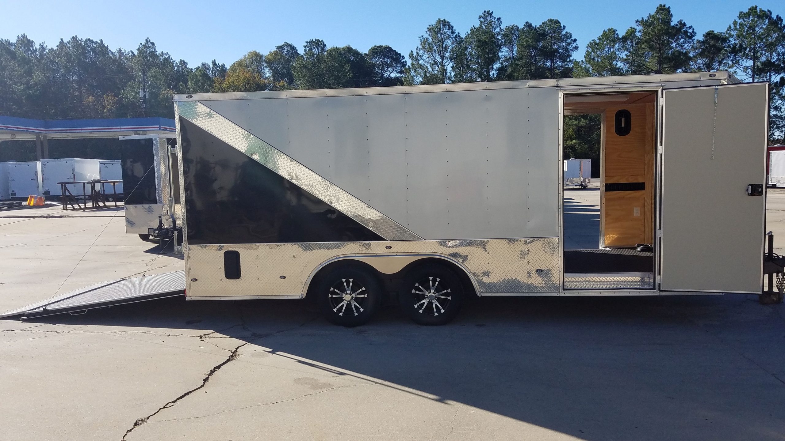 Diamond Cargo 8.5x18 TA Trailer - SilverBlack, Ramp, Two Side Doors, D-Rings, Electrical Package, Insulated, RTP Flooring, E-Track, More - Image 10