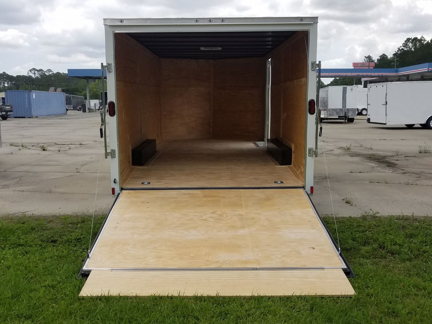 Diamond Cargo 8.5x18 TA Trailer - White, Ramp, Side Door, D-Rings - Image 6