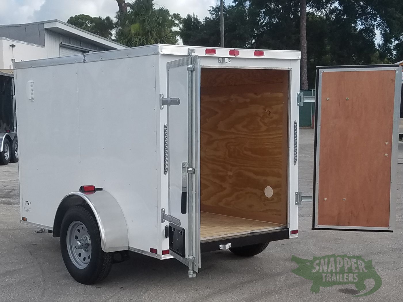 Quality Cargo 5x8 SA Trailer - White, Barn Doors, Side Door, Side Vents - Image 4