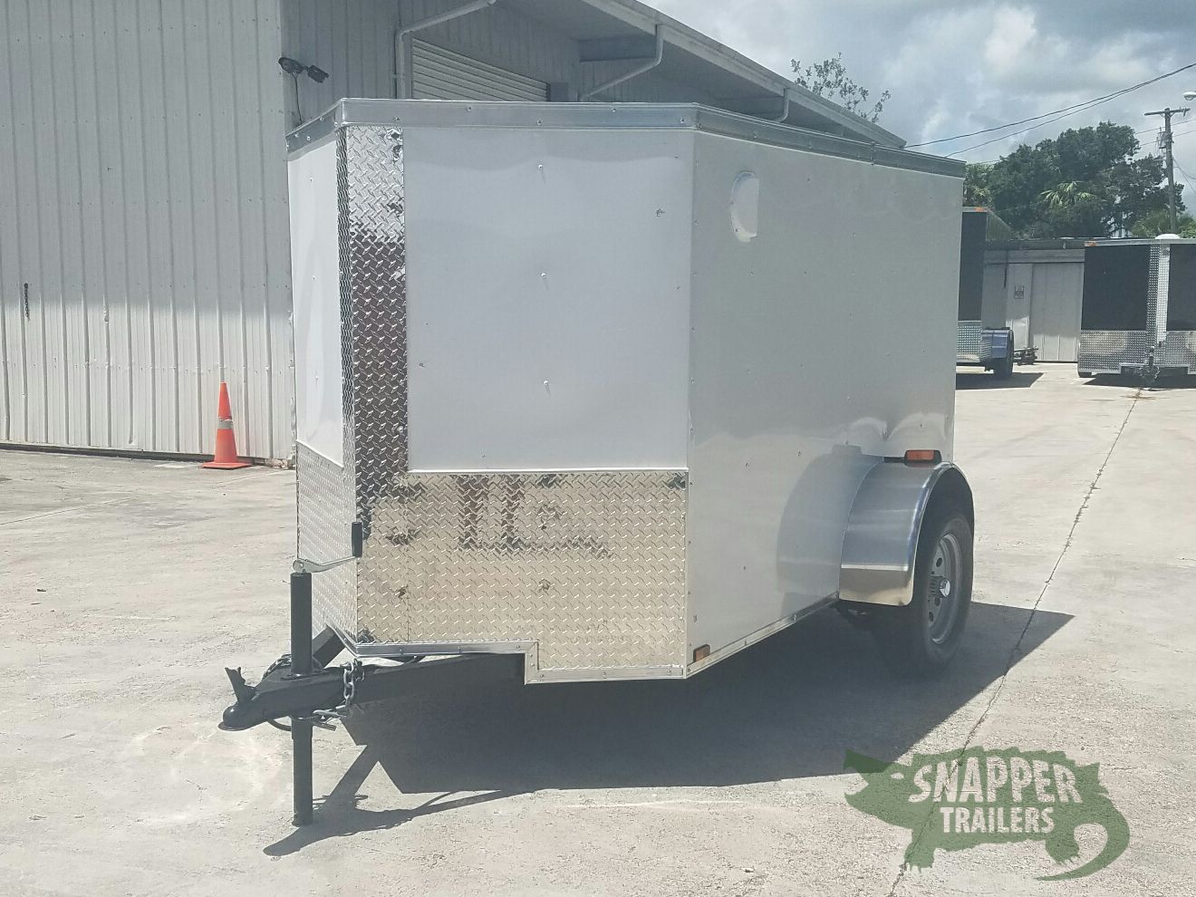 Quality Cargo 5x8 SA Trailer - White, Single Barn Door, Side Vents - Image 2