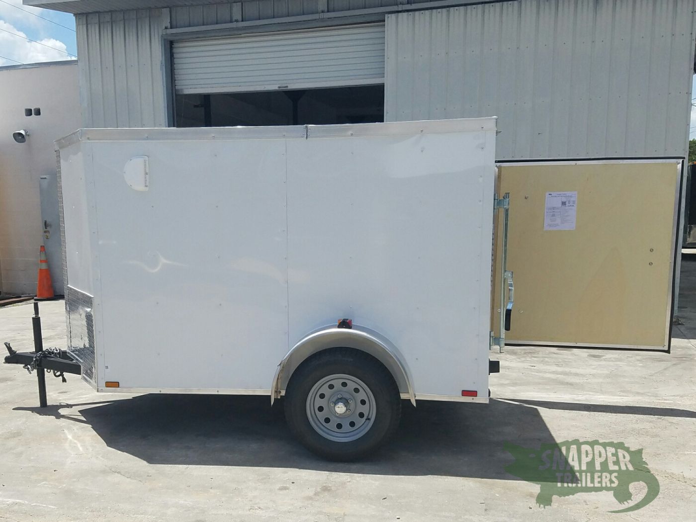 Quality Cargo 5x8 SA Trailer - White, Single Barn Door, Side Vents - Image 3
