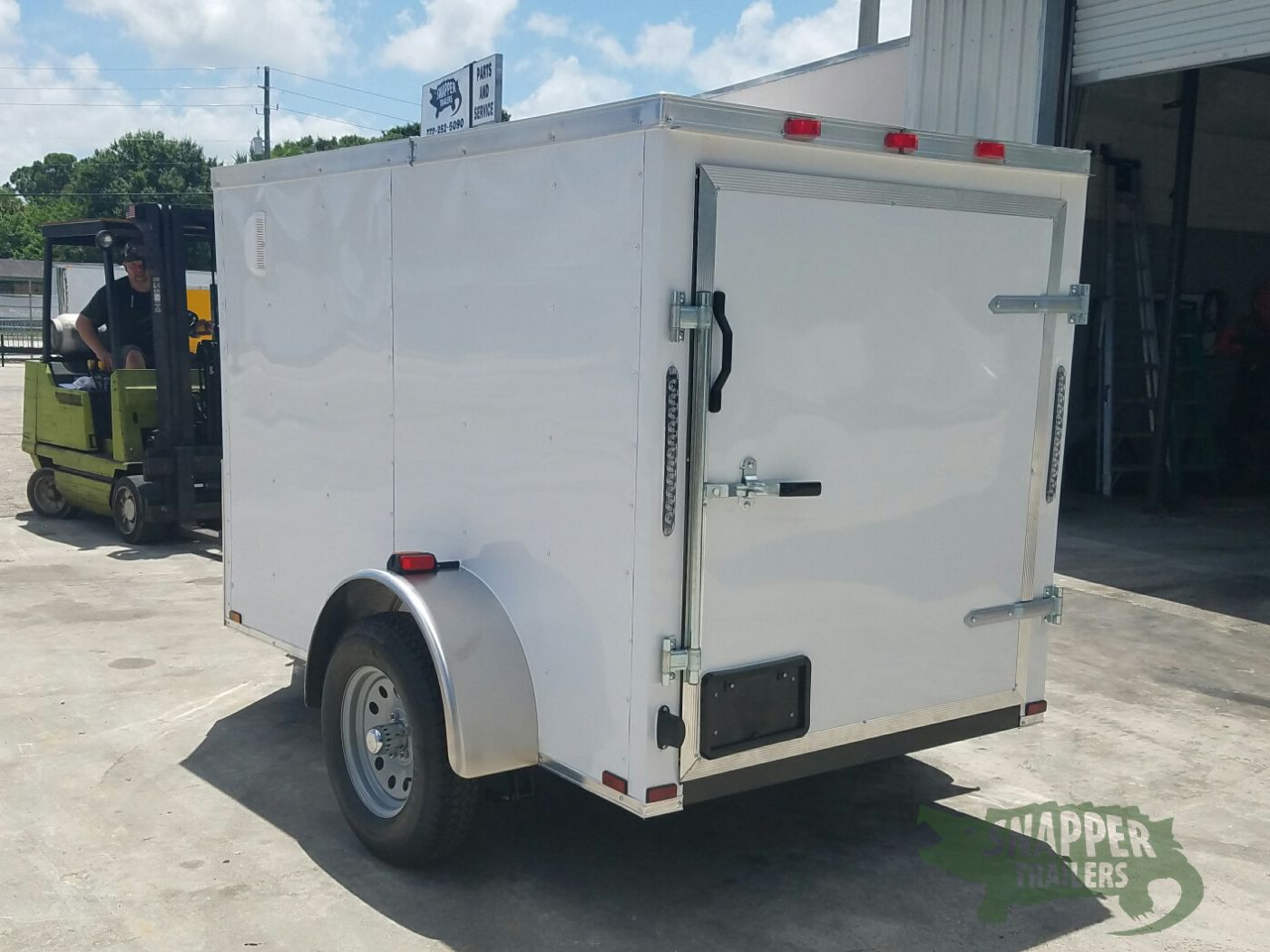 Quality Cargo 5x8 SA Trailer - White, Single Barn Door, Side Vents - Image 6