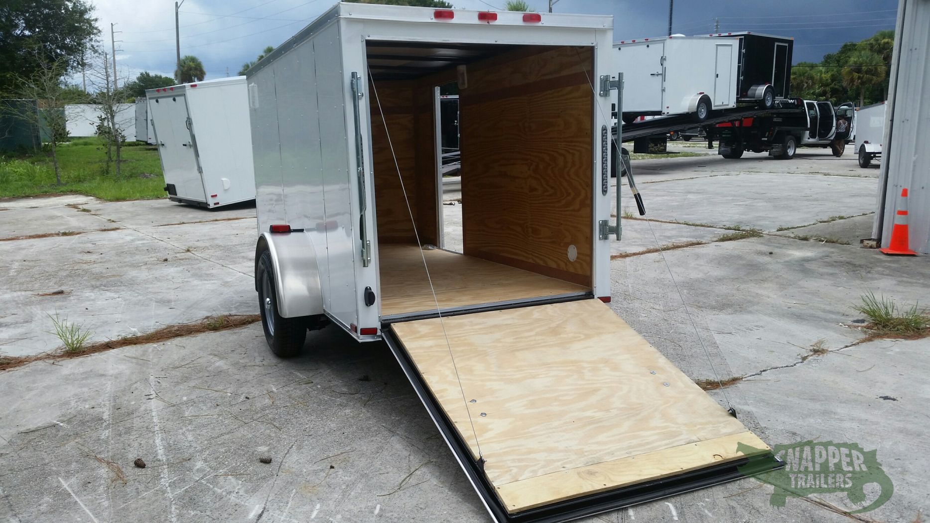 Quality Cargo 5x10 SA Trailer - White, Ramp, Side Door, Side Vents - Image 4