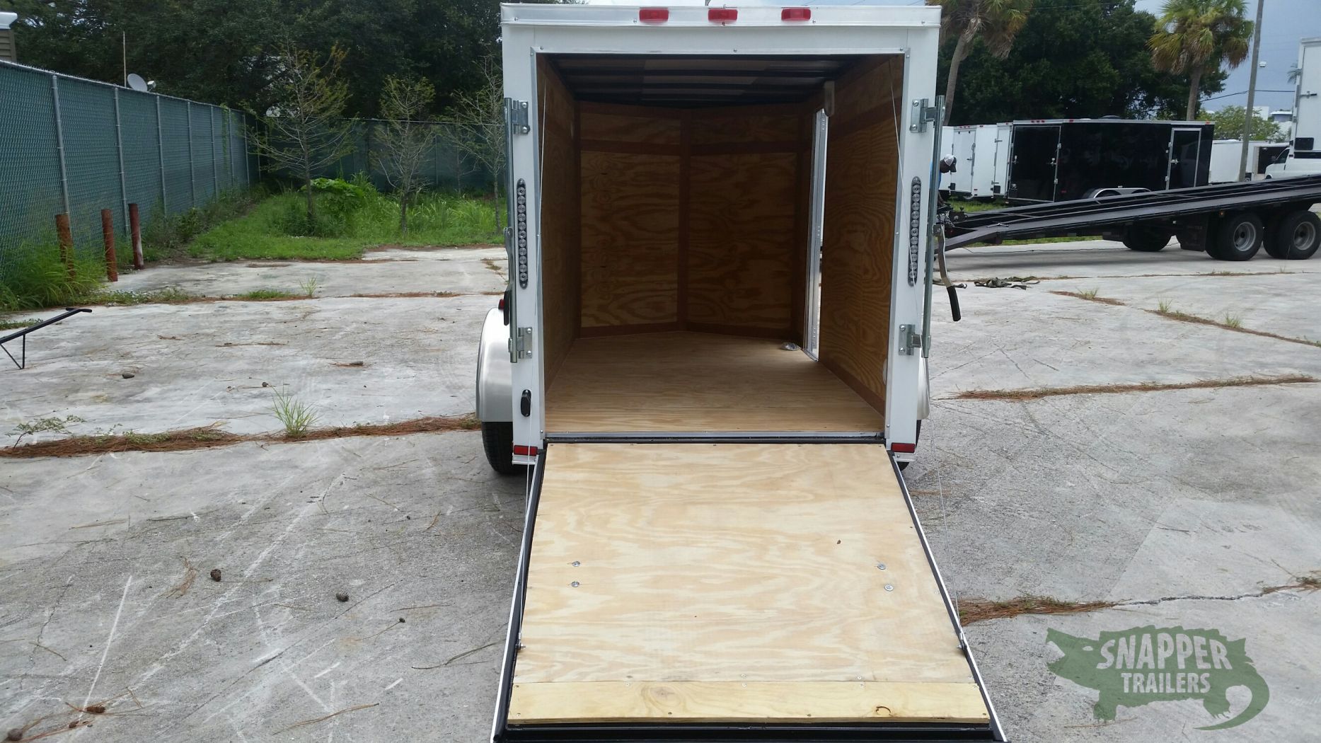 Quality Cargo 5x10 SA Trailer - White, Ramp, Side Door, Side Vents - Image 6