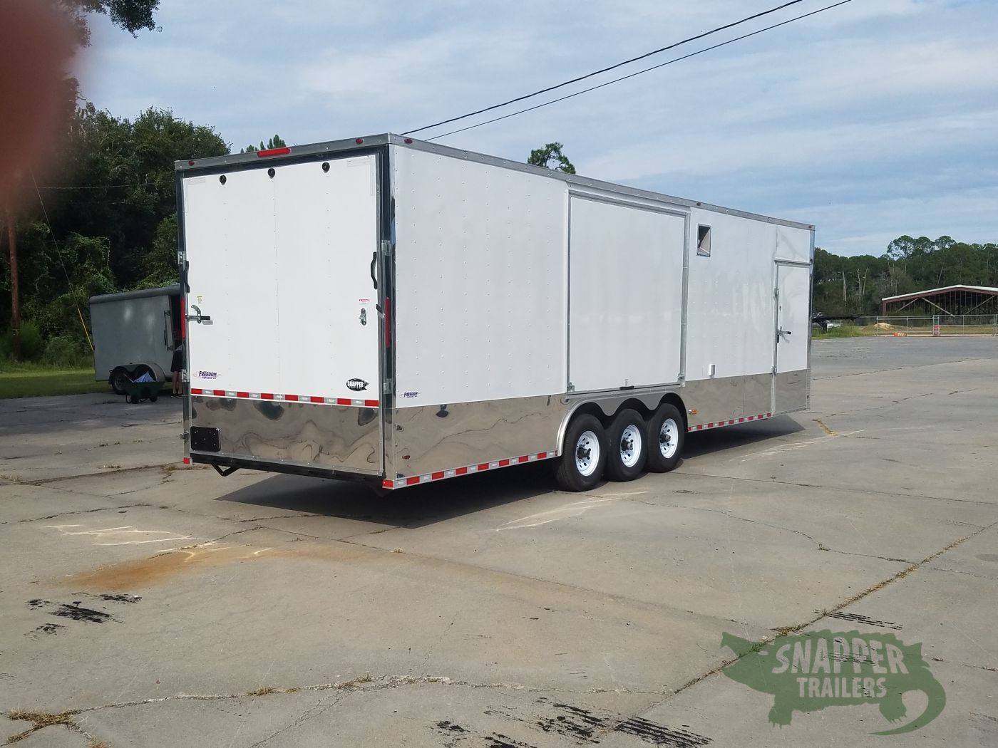 Freedom Trailers 8.5x30 TA Trailer - White, Ramp, Side Door, 5K Axles, D-Rings - Image 9