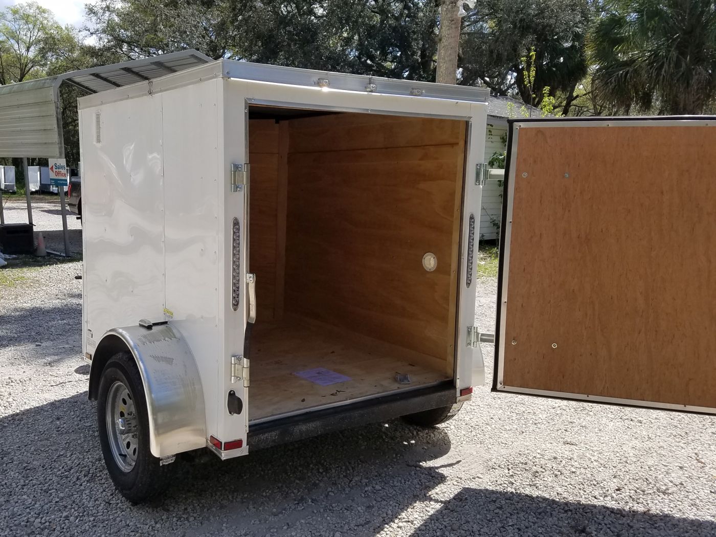 Quality Cargo 5x6 SA Trailer - White, Ramp, Side Vents - Image 6