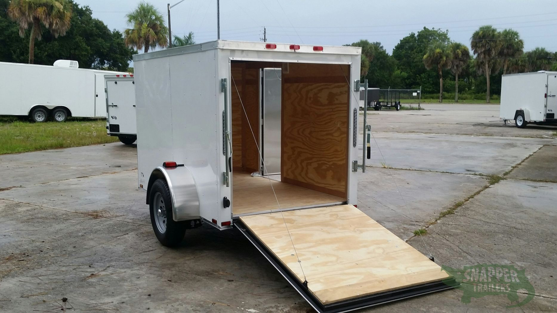 Quality Cargo 5x8 SA Trailer - White, Ramp, Side Door, Roof Vent - Image 4