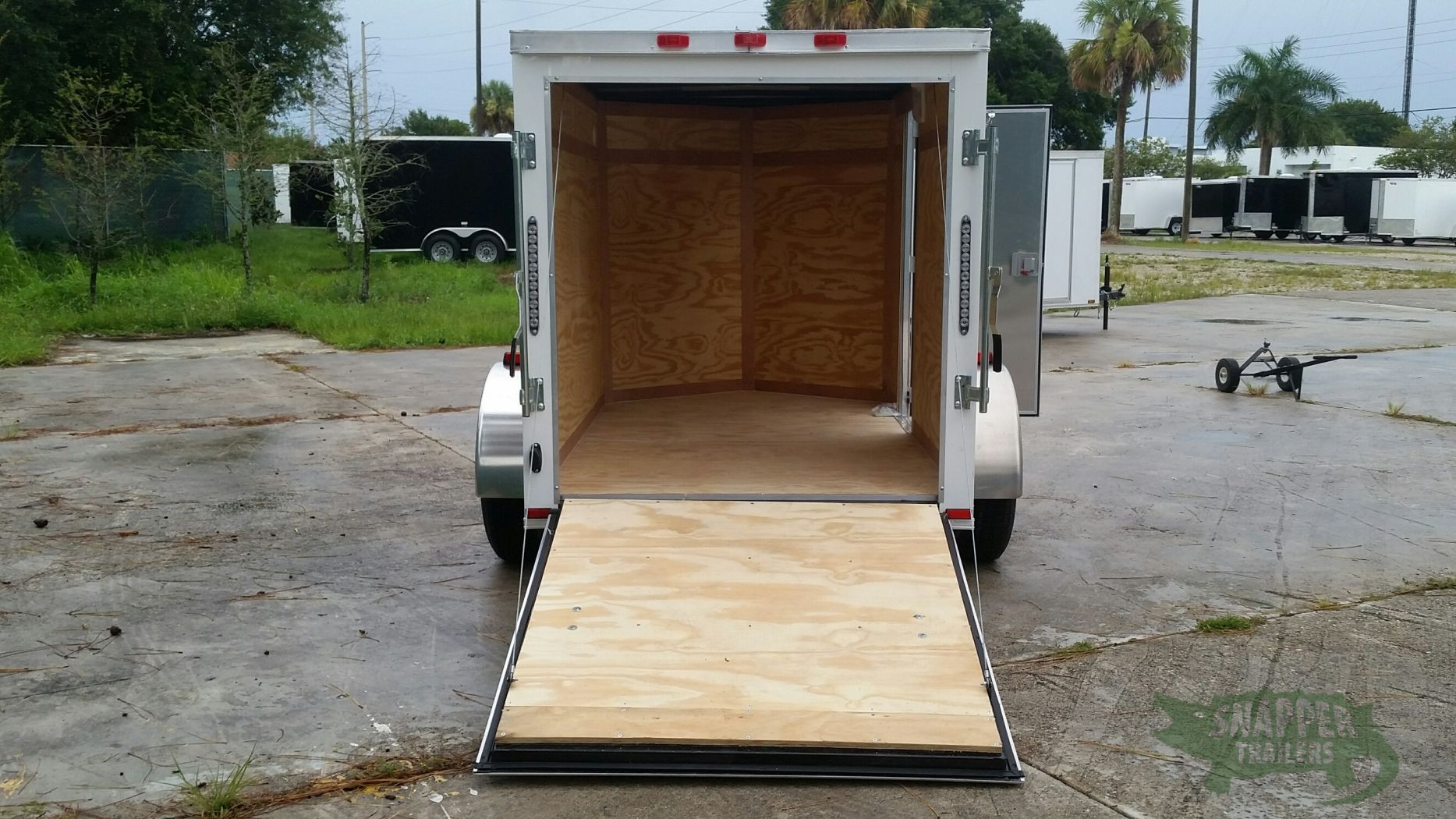 Quality Cargo 5x8 SA Trailer - White, Ramp, Side Door, Roof Vent - Image 6