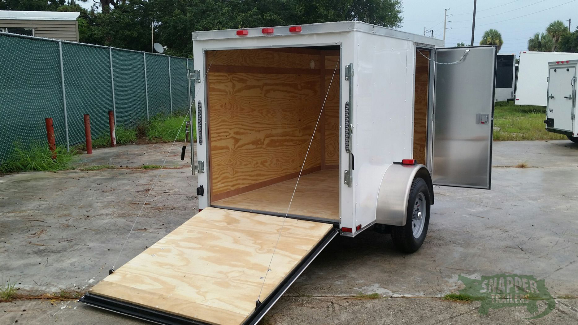 Quality Cargo 5x8 SA Trailer - White, Ramp, Side Door, Roof Vent - Image 8