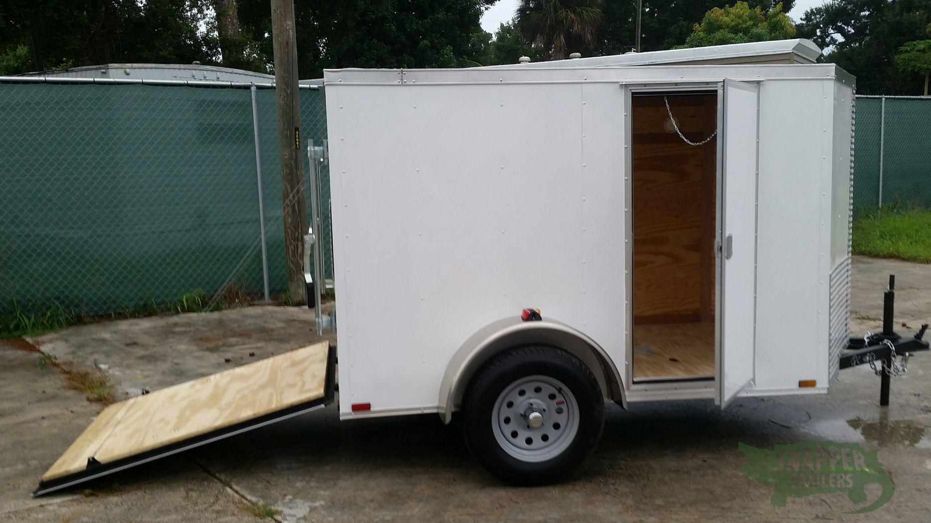 Quality Cargo 5x8 SA Trailer - White, Ramp, Side Door, Roof Vent - Image 10
